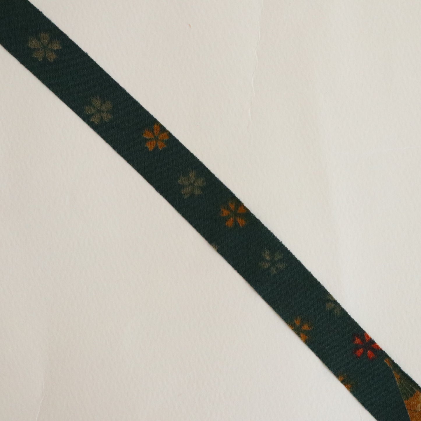 深緑に赤や黄色の小花模様・縮緬　(Y02605008）
