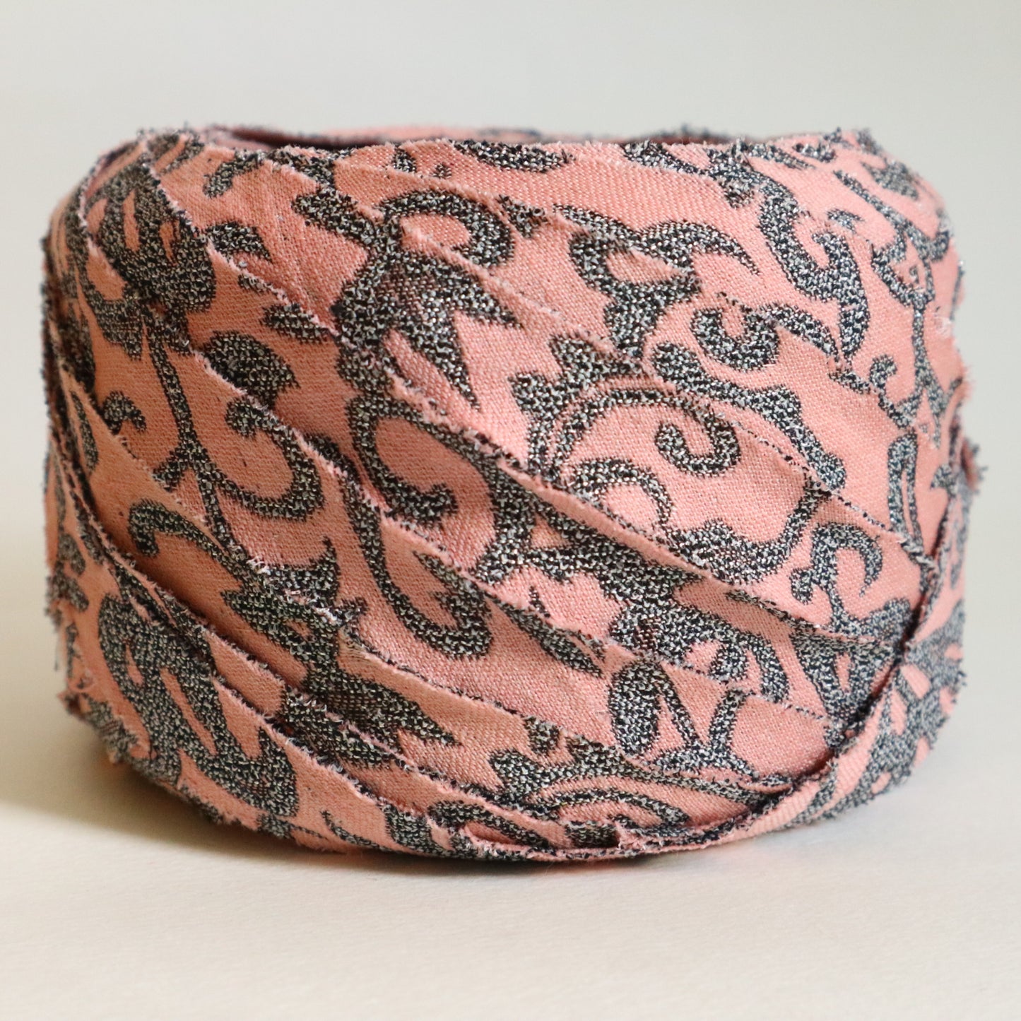 ピンクに灰色の花唐草柄・交織（Y02509004）