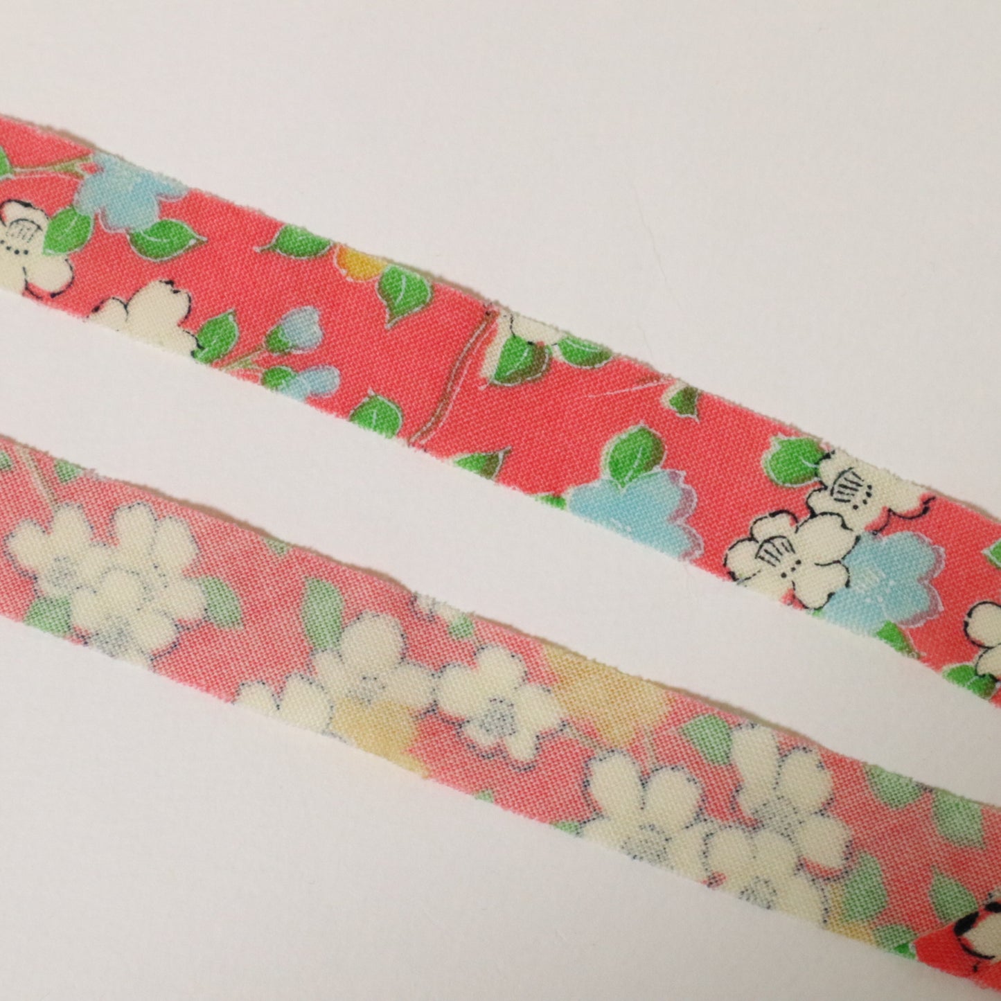 ピンクにカラフルな桜柄・モスリン(Y02601009）