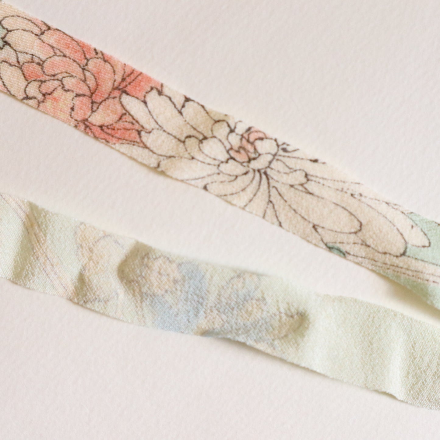 薄い水色にピンク・青・白の花柄・縮緬（Y02509002）