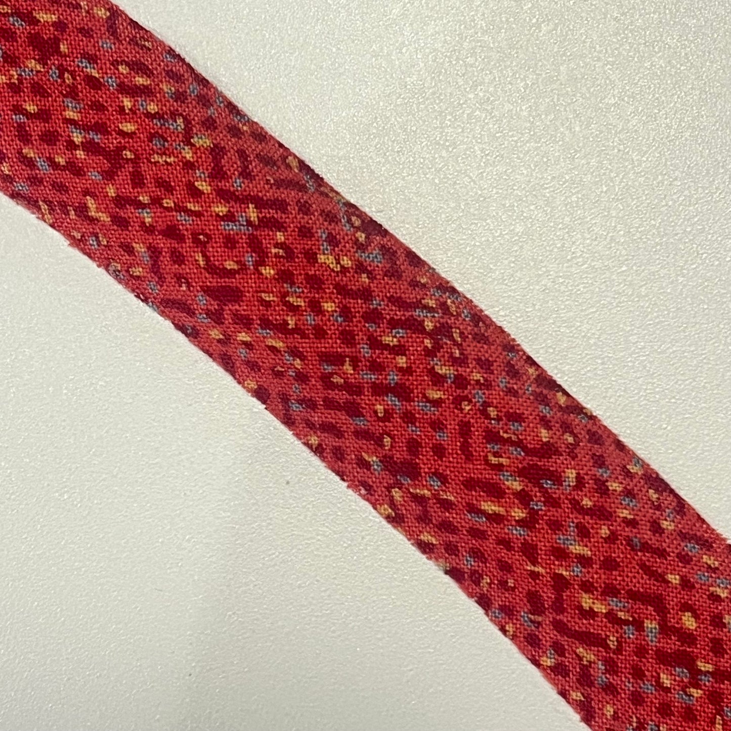 赤に細かい幾何学柄・交織(Y02508004）