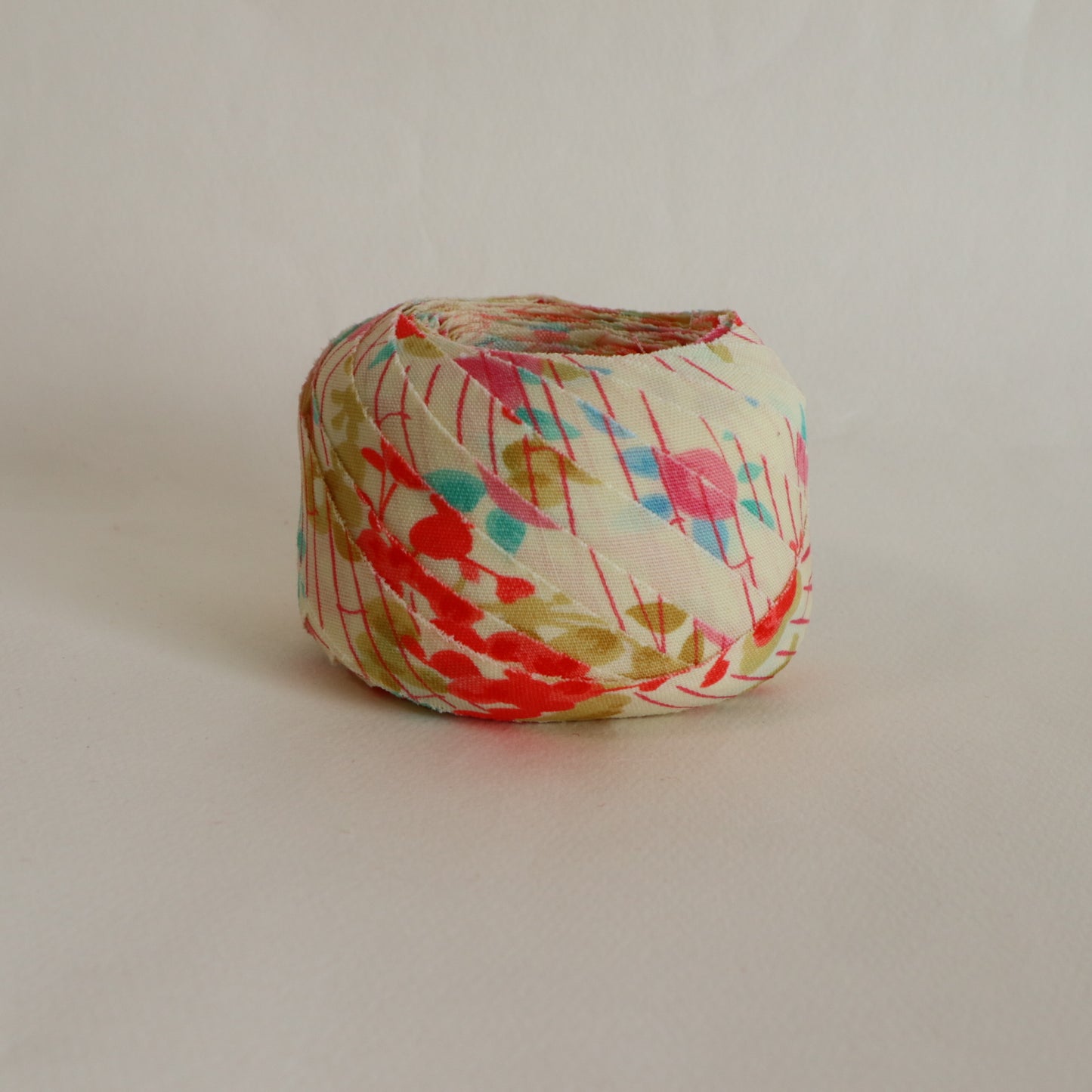 卵色に色とりどりの万寿菊柄・交織(Y02601012）