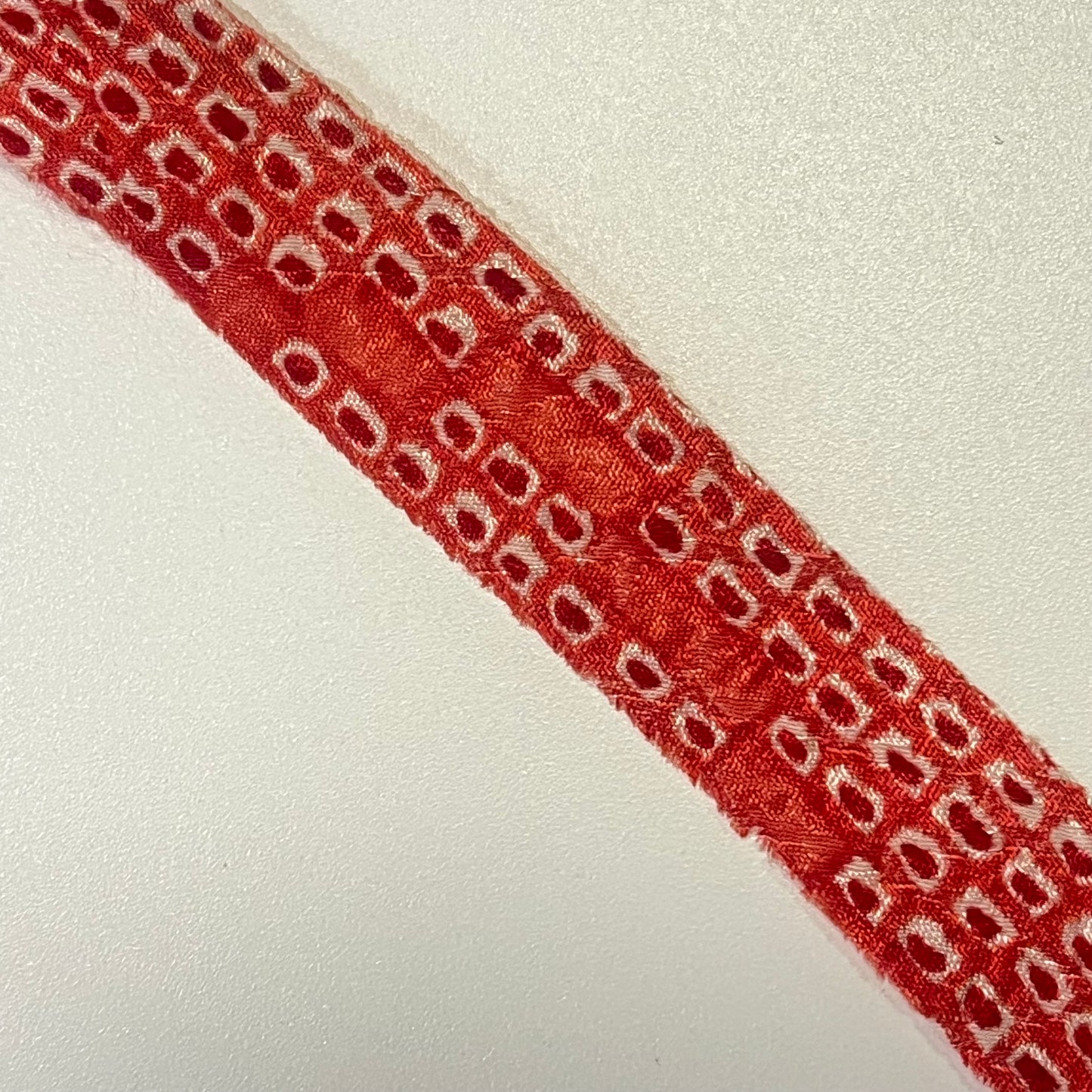 赤の絞り柄・化繊(Y02508005）