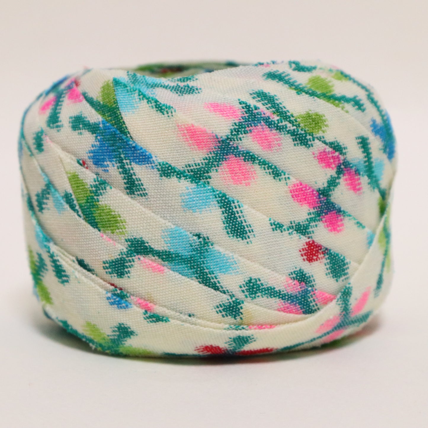 白地にカラフルな抽象柄・ウール(Y02601010）