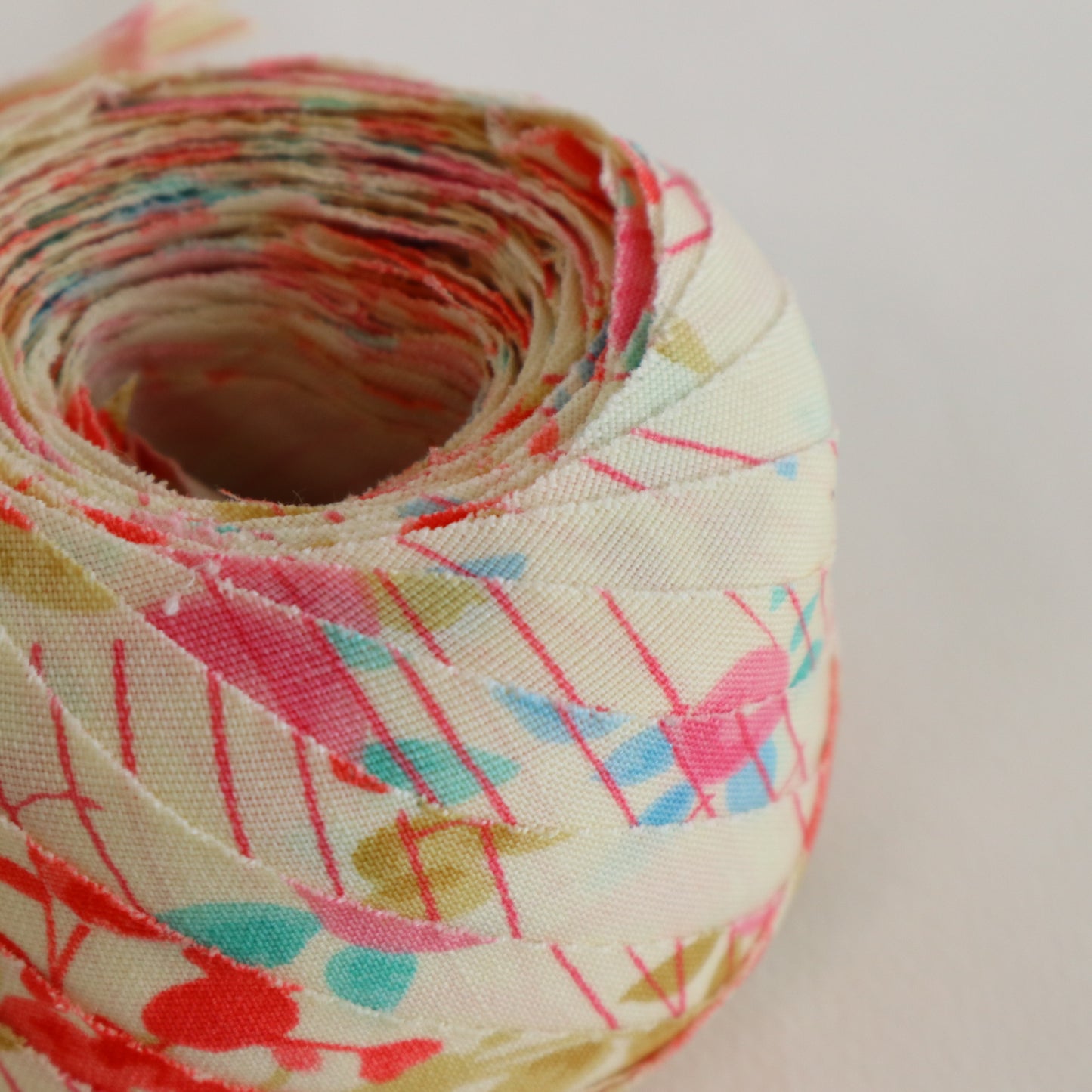 卵色に色とりどりの万寿菊柄・交織(Y02601012）