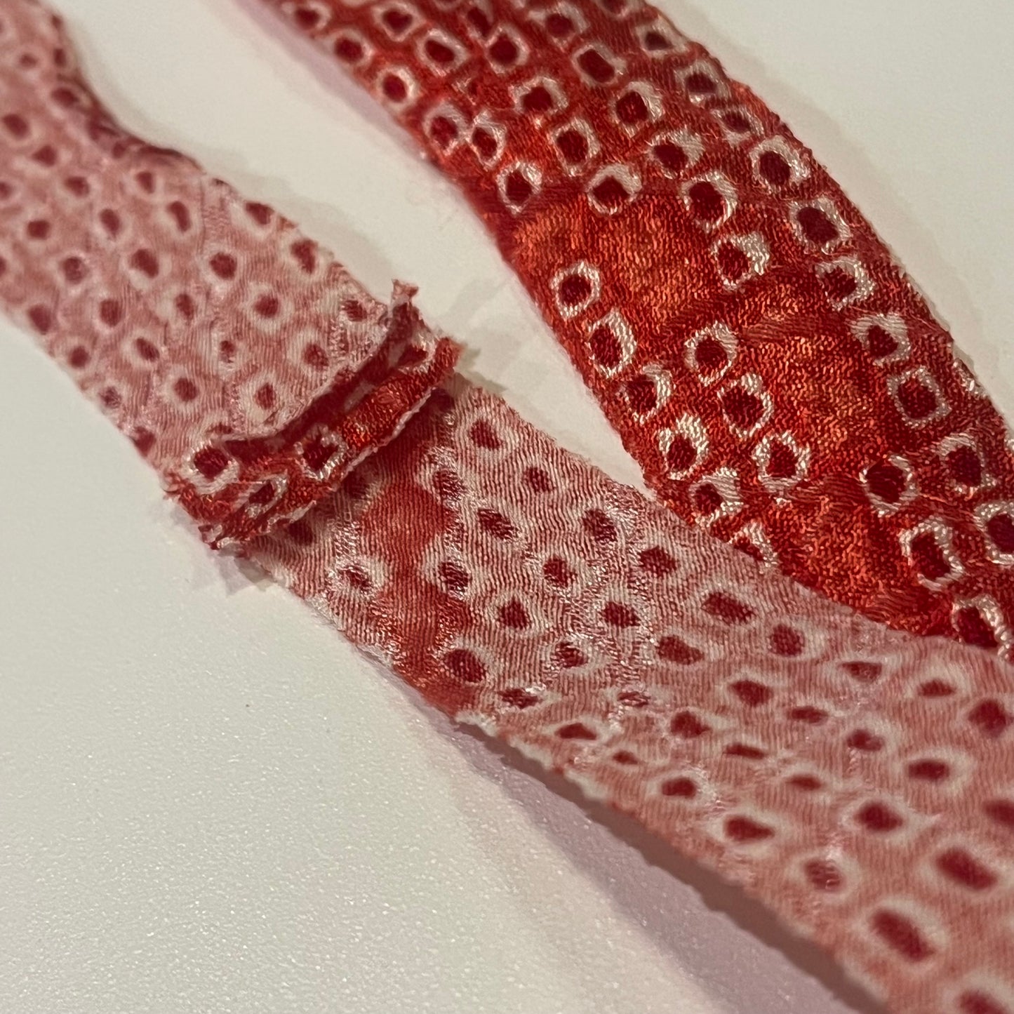 赤の絞り柄・化繊(Y02508005）