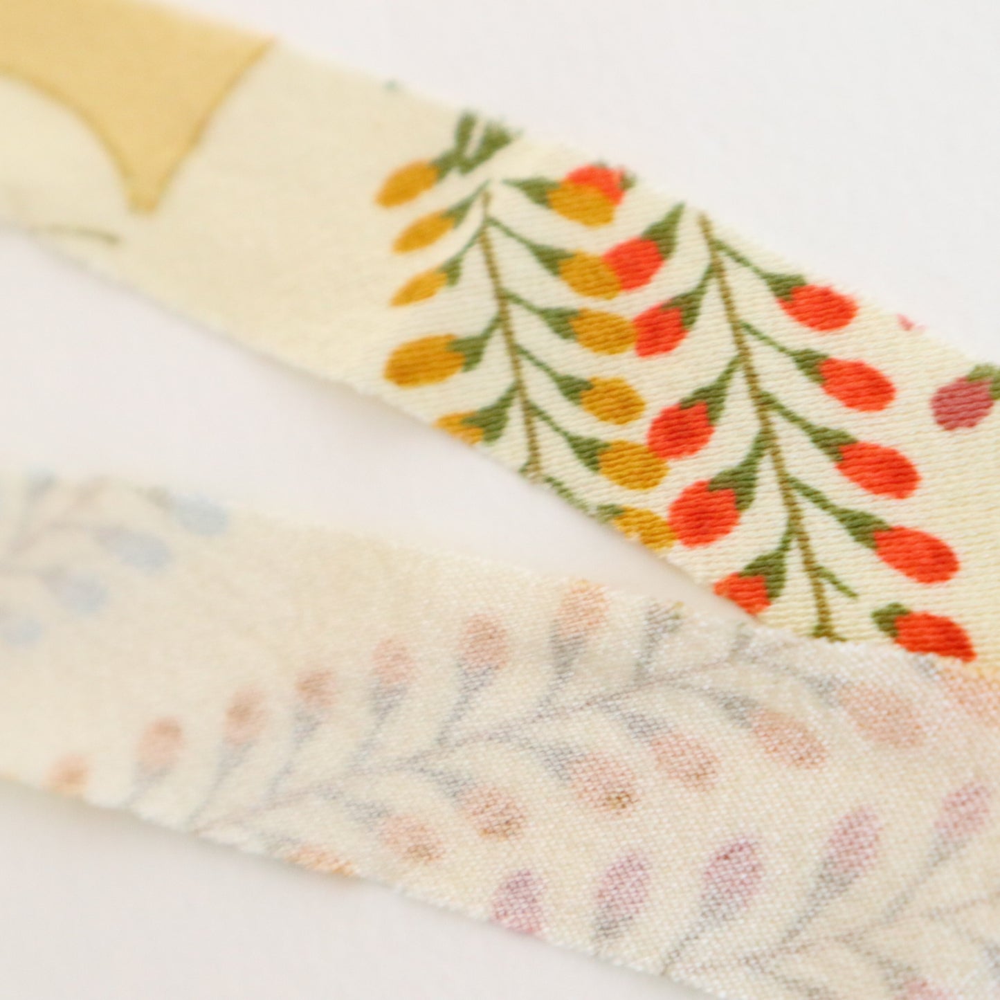 卵色に色とりどりの草花模様・縮緬(Y02605001）