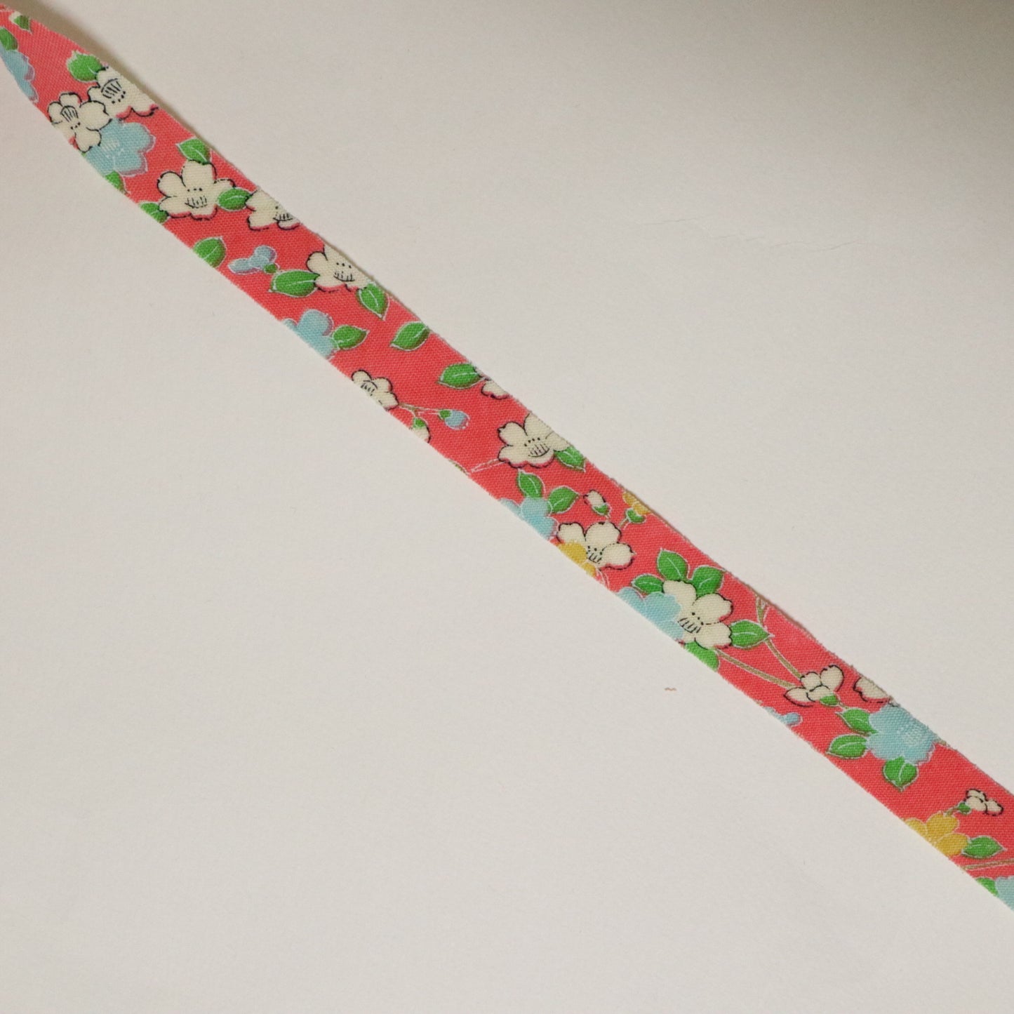 ピンクにカラフルな桜柄・モスリン(Y02601009）