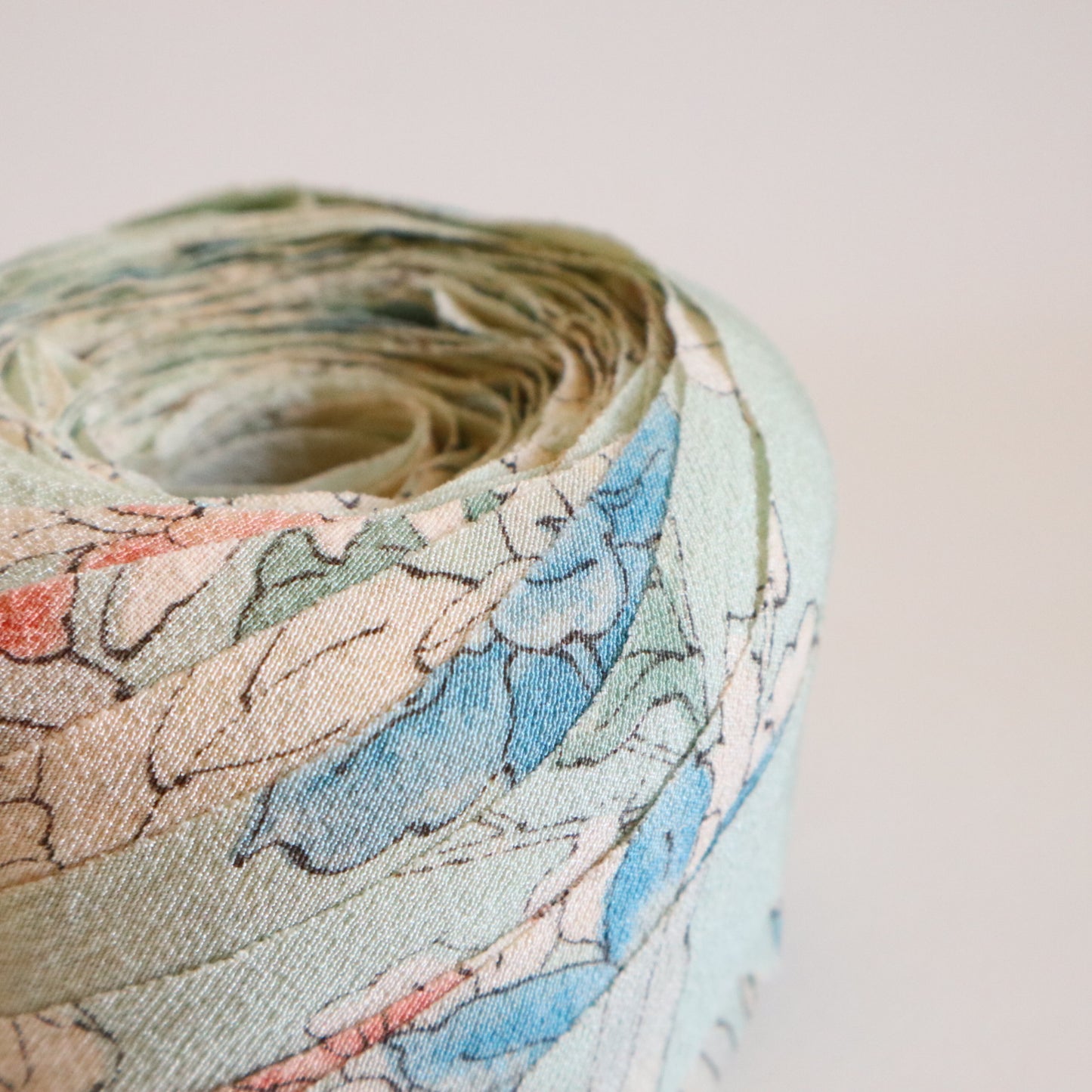 薄い水色にピンク・青・白の花柄・縮緬（Y02509002）