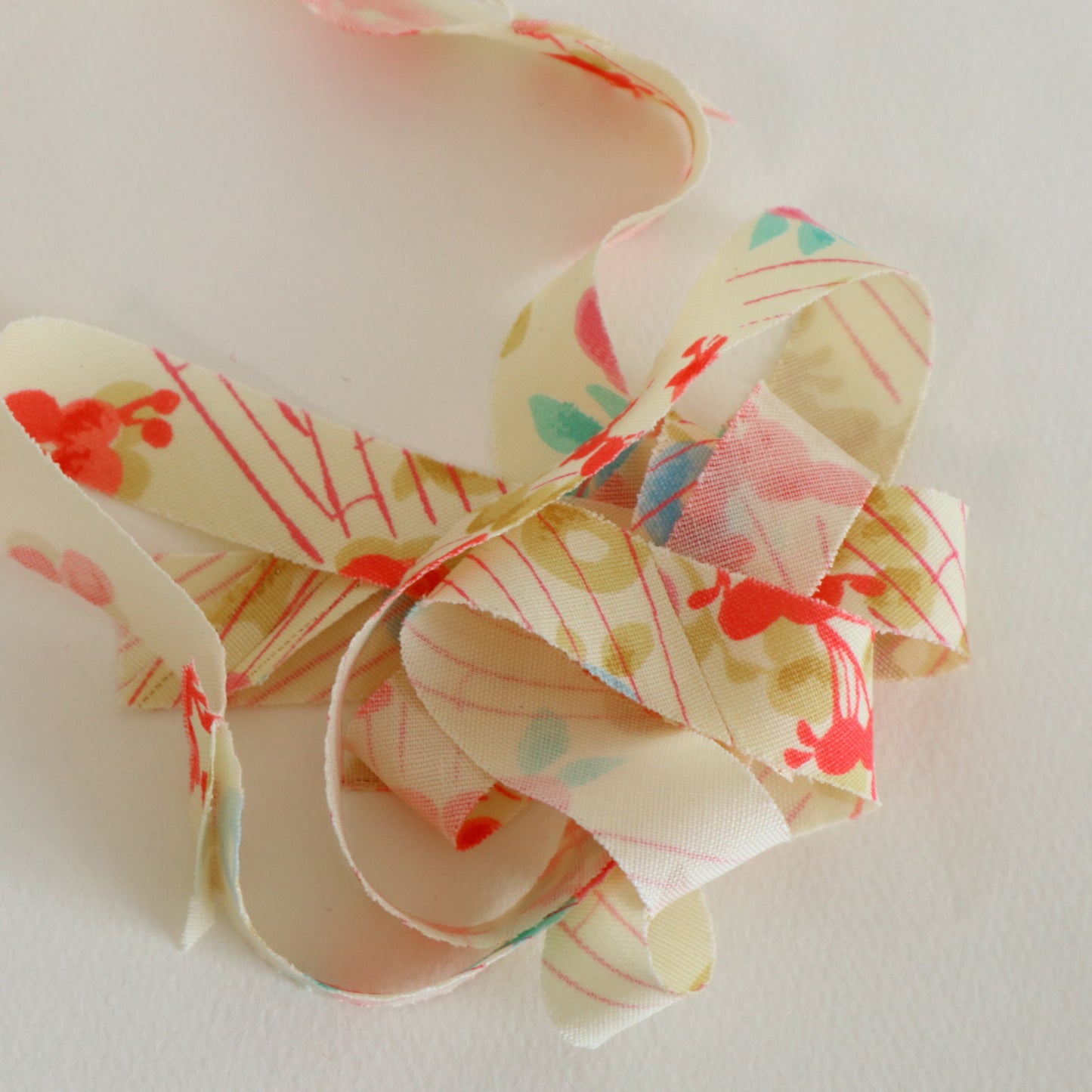 卵色に色とりどりの万寿菊柄・交織(Y02601012）