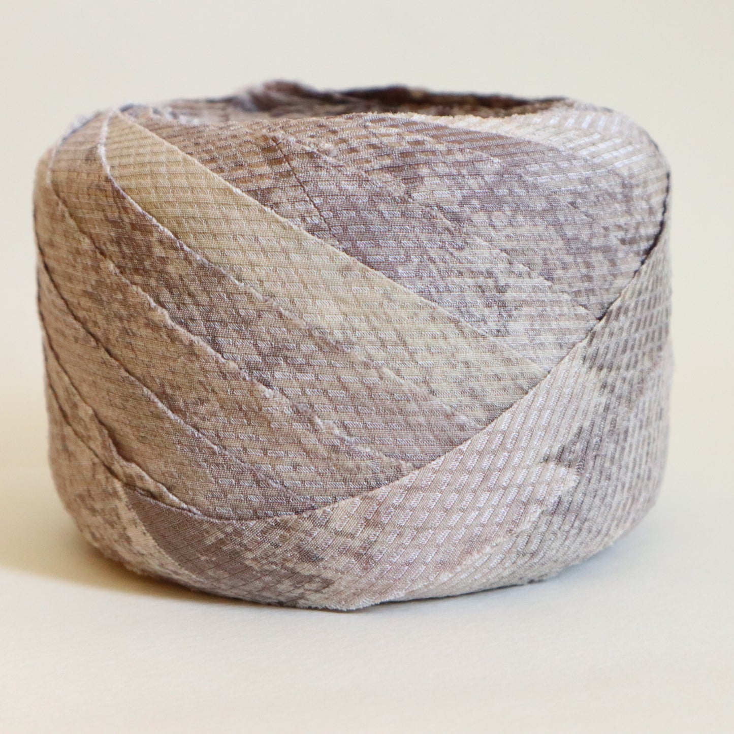 光沢のある灰色と灰藤色の斑柄・交織（Y02509001）