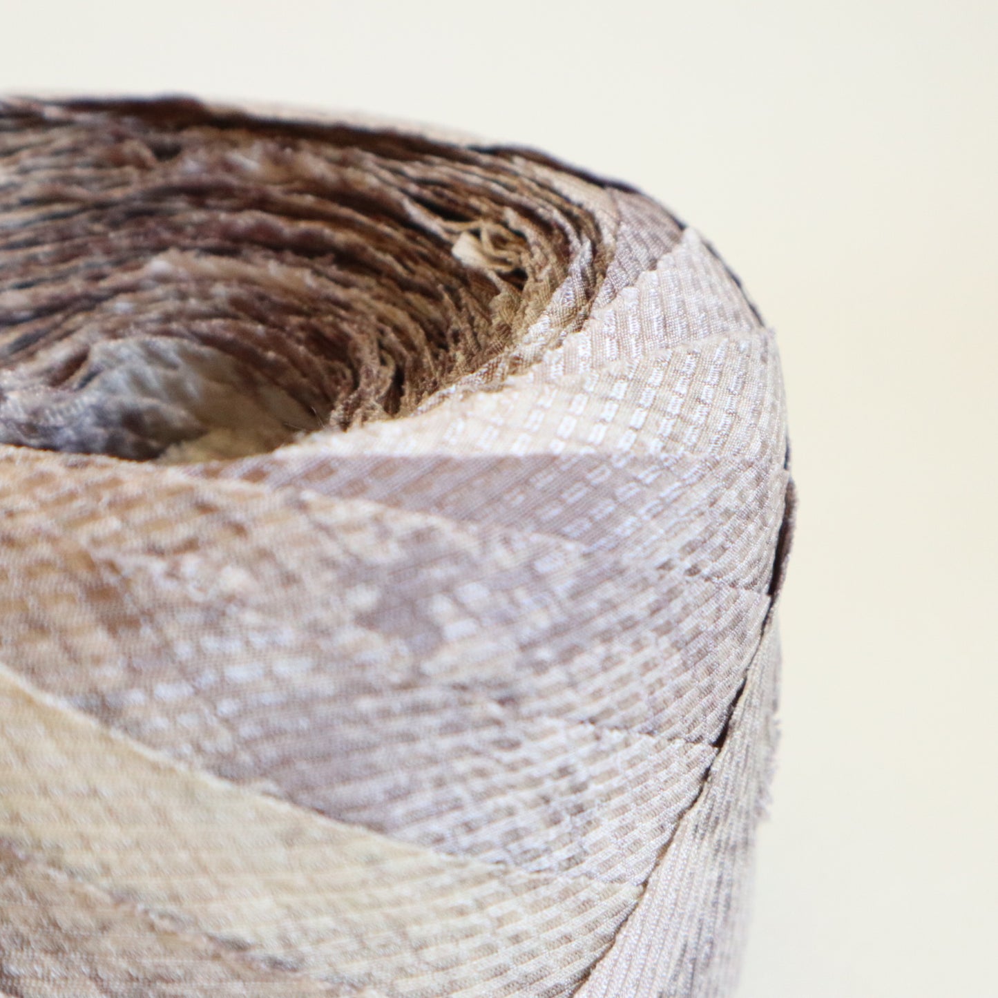 光沢のある灰色と灰藤色の斑柄・交織（Y02509001）