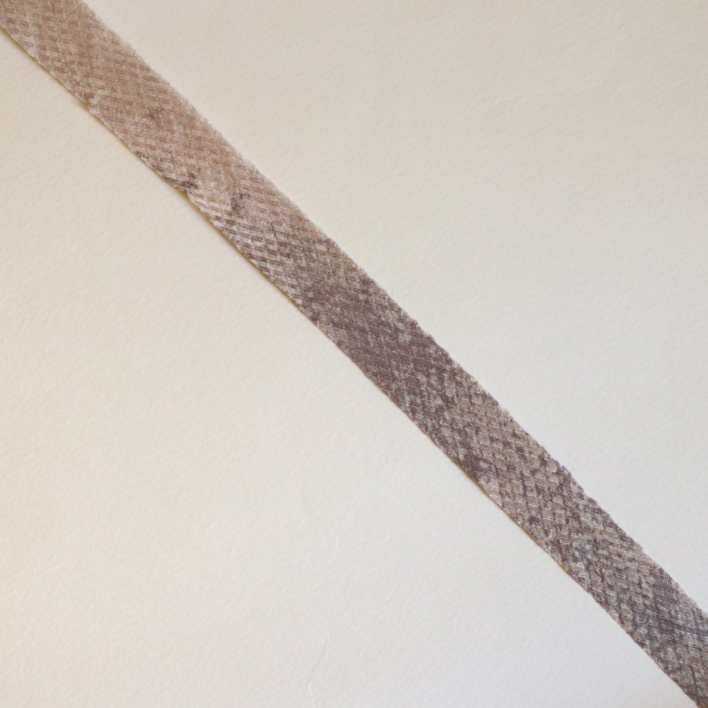 光沢のある灰色と灰藤色の斑柄・交織（Y02509001）