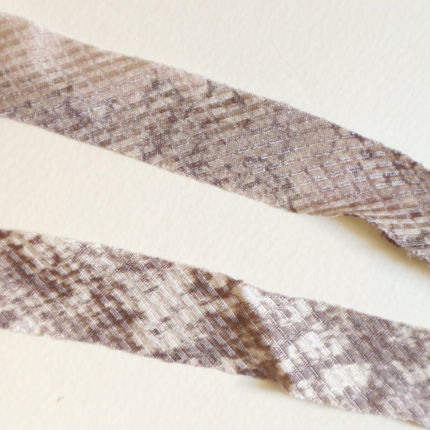 光沢のある灰色と灰藤色の斑柄・交織（Y02509001）