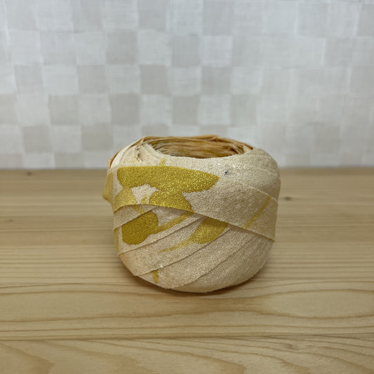 卵色（薄い黄色）に部分的に黄色の花柄・縮緬（Y02003077）